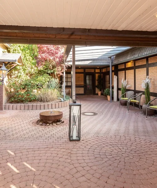 Innenhof Beerdigungsinstitut Freuer